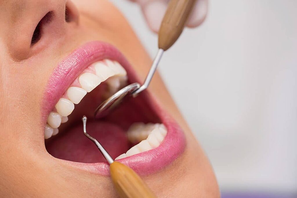 A Importância das Consultas Regulares: Como o Dentista Auxilia na Rotina de Higiene Bucal