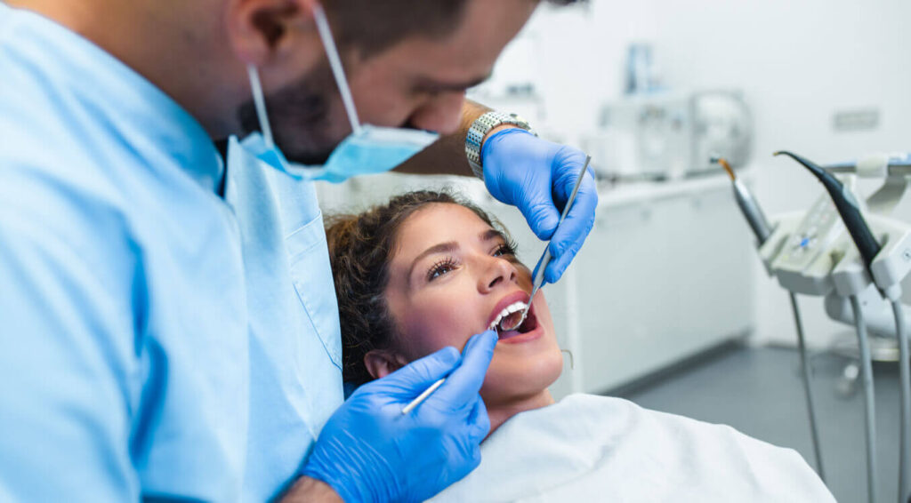 A Importância das Consultas Regulares: Como o Dentista Auxilia na Rotina de Higiene Bucal