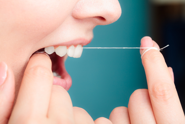 Como a Higiene Bucal Impacta a Saúde Geral em Quem Possui Implantes