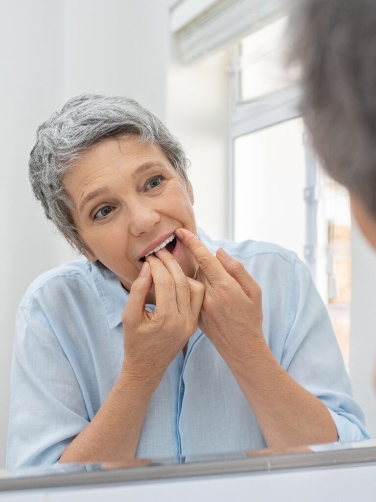 Higiene Bucal: A Importância do Enxaguante e do Fio Dental na Rotina