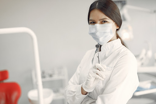 Por Que Consultar um Dentista: A Importância da Orientação Profissional no Uso de Escovas e Acessórios